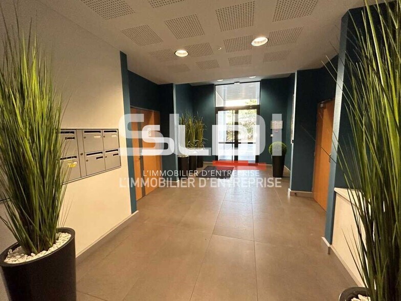 Rue Dellevaux, Champagne-au-Mont-d'Or for lease - Lobby - Image 3 of 24