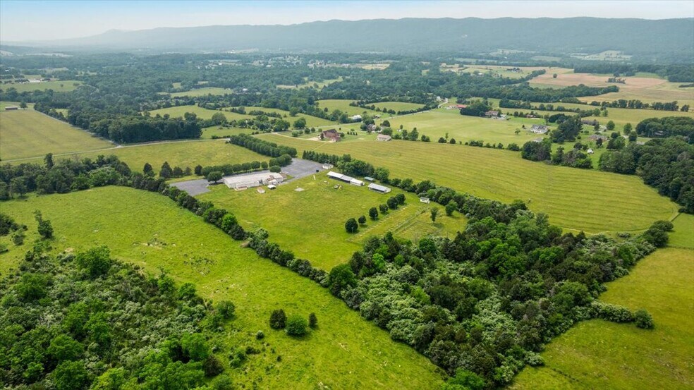 572 Red Bud Rd, Strasburg, VA à vendre - Photo du bâtiment - Image 2 de 18