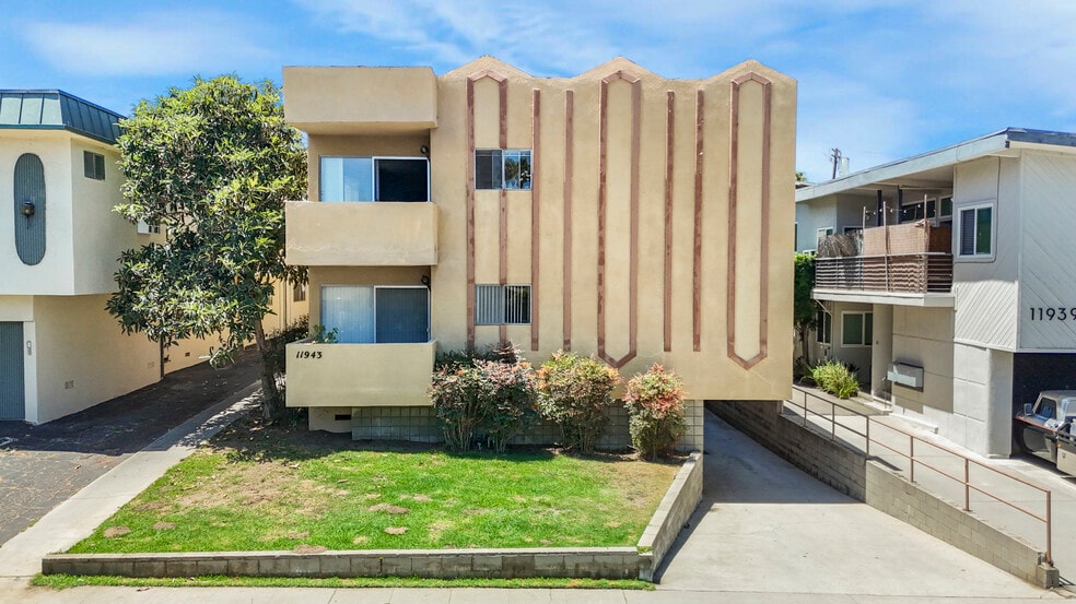 11943 Kiowa Ave, Los Angeles, CA for sale - Building Photo - Image 2 of 29