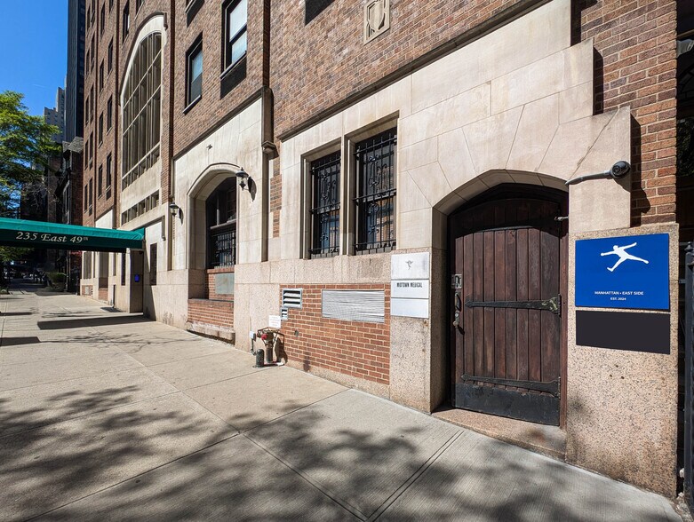 235 E 49th St, New York, NY à vendre - Photo du bâtiment - Image 1 de 2