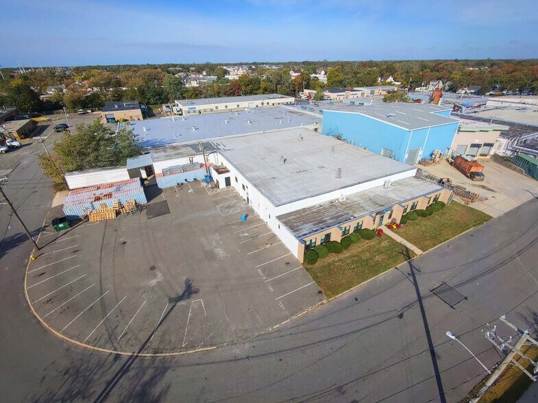50 E Ranick Dr, Amityville, NY à vendre - Photo du bâtiment - Image 3 de 5