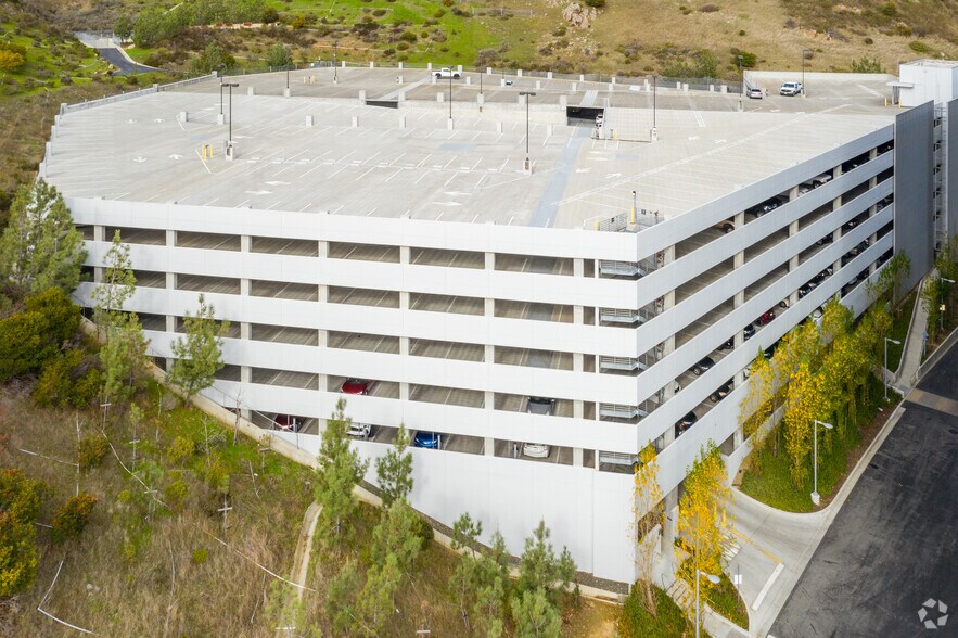 Two Tower Pl, South San Francisco, CA à louer - Photo du bâtiment - Image 3 de 3