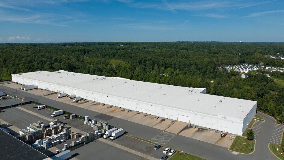 1810 W Pointe Dr, Charlotte, NC à louer - Photo du bâtiment - Image 2 de 4