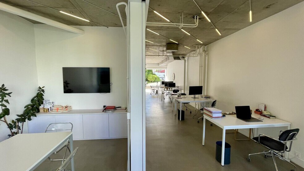 33 Rue Saint-Ambroise, Paris for lease - Building Photo - Image 3 of 9