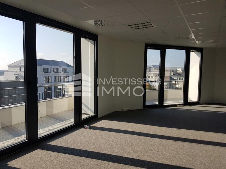 Office in Chelles for lease - Interior Photo - Image 3 of 4
