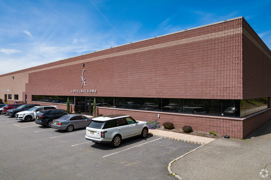 208 Passaic Ave, Fairfield, NJ for lease - Building Photo - Image 3 of 8