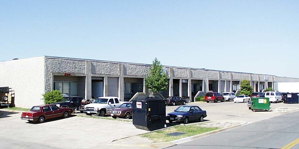 3300-3314 Garden Brook Dr, Farmers Branch, TX à louer - Photo du bâtiment - Image 1 de 4