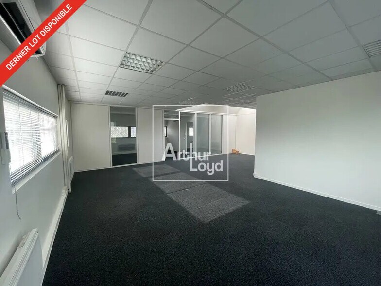 Office in Vert-Saint-Denis for lease - Interior Photo - Image 2 of 7