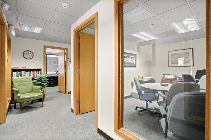 161 Cherry St, New Canaan, CT à louer - Photo intérieure - Image 3 de 26