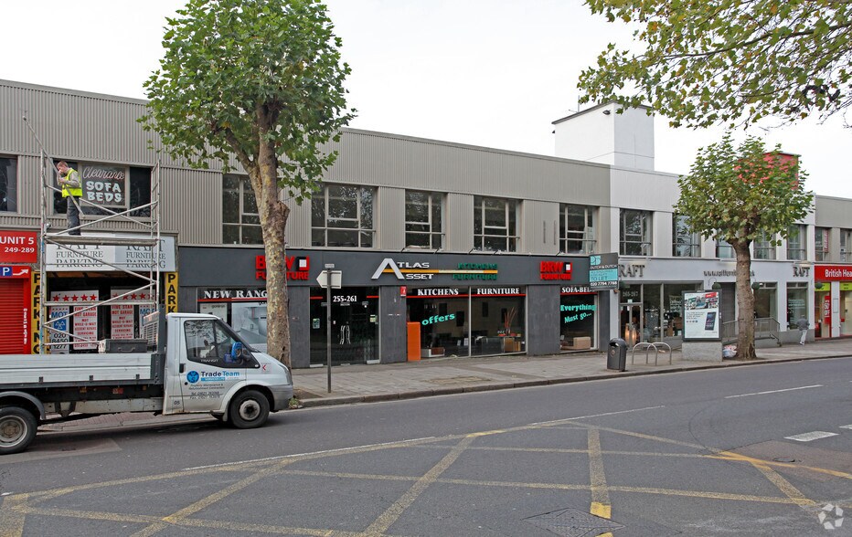 255-261 Cricklewood Broa, Londres à vendre - Photo du bâtiment - Image 2 de 2