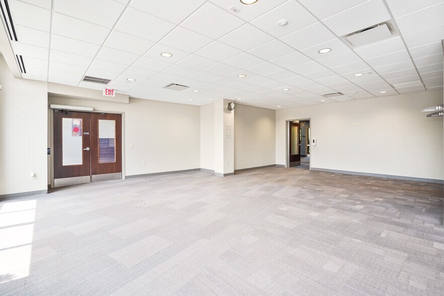 560 N Cleveland Ave, Westerville, OH à vendre - Photo intérieure - Image 2 de 22
