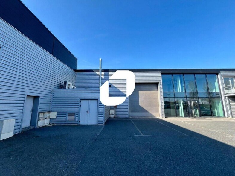 Flex dans Mornant à louer - Photo du bâtiment - Image 2 de 15