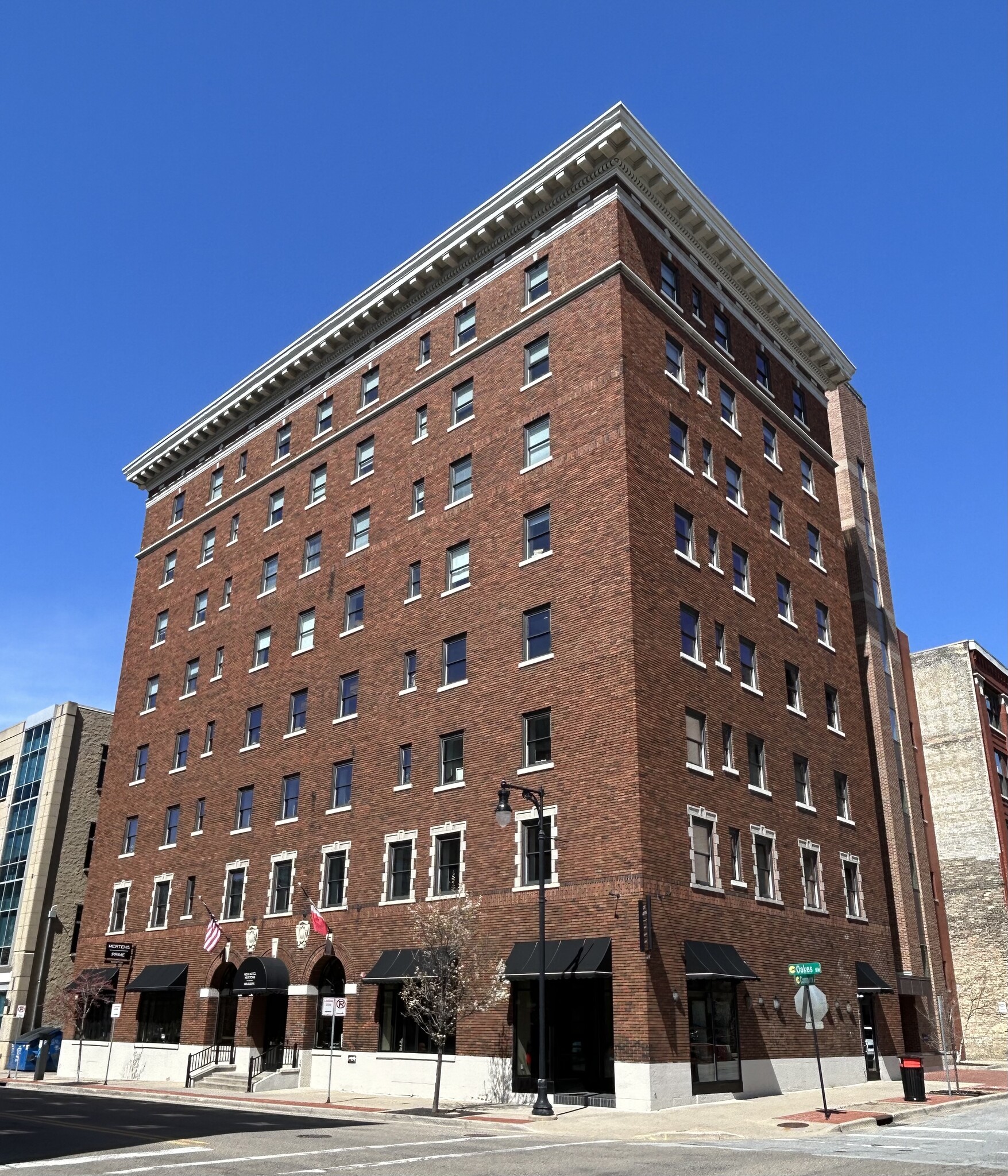 35 Oakes St SW, Grand Rapids, MI for lease Building Photo- Image 1 of 30