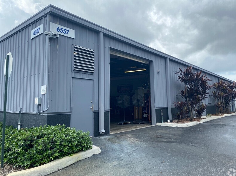 6557 Garden Rd, Riviera Beach, FL for lease - Building Photo - Image 3 of 24