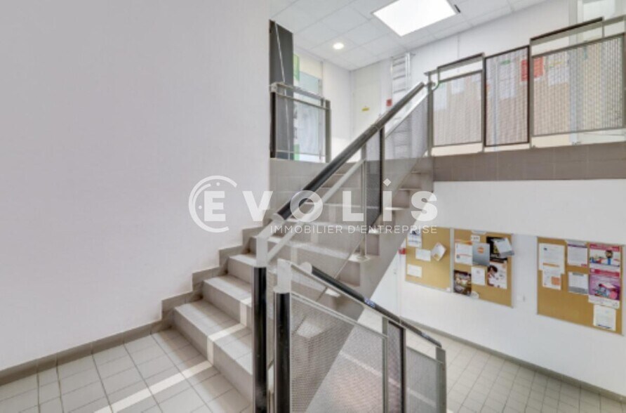 Office in Eybens for lease - Interior Photo - Image 3 of 15