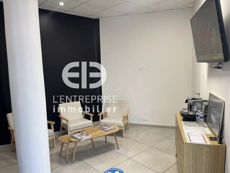 Retail in Nice for lease - Interior Photo - Image 2 of 11