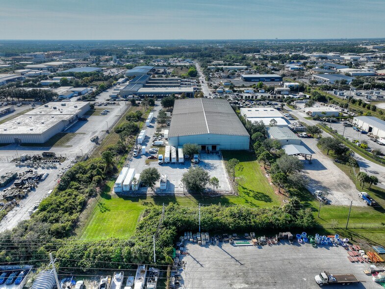 2890 Cargo St, Fort Myers, FL à louer - Photo du bâtiment - Image 2 de 10
