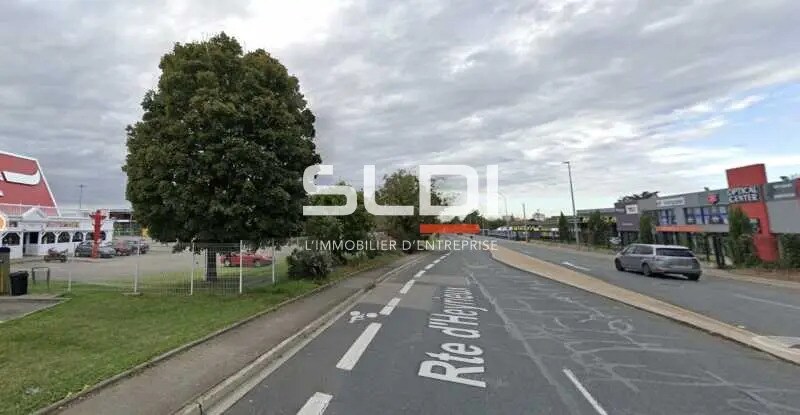 Retail in Saint-Priest for lease Building Photo- Image 1 of 3