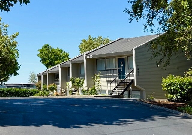 Hunziker Professional Center portefeuille de 3 propriétés à vendre sur LoopNet.ca - Photo du bâtiment - Image 3 de 16
