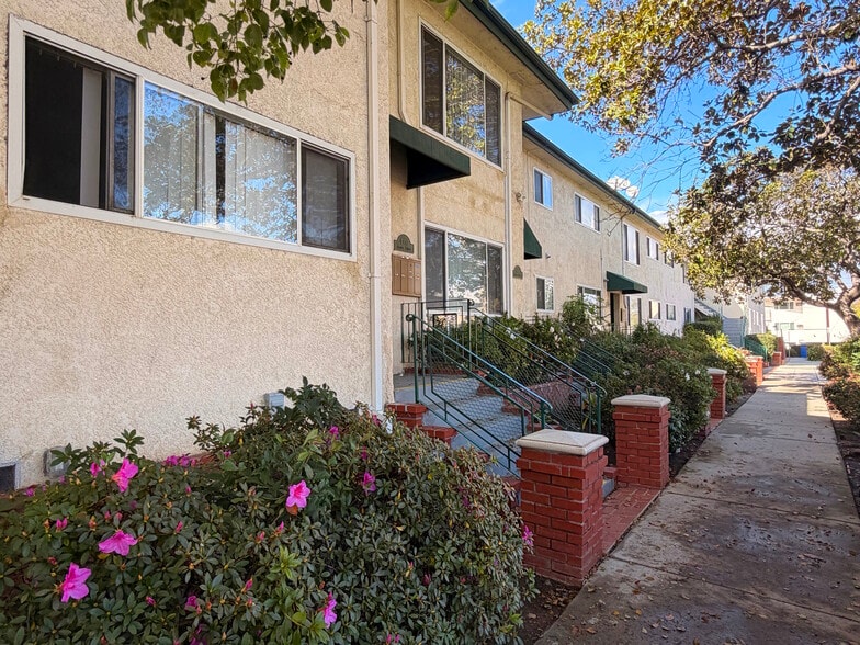 13535 Moorpark St, Sherman Oaks, CA for sale - Building Photo - Image 2 of 9