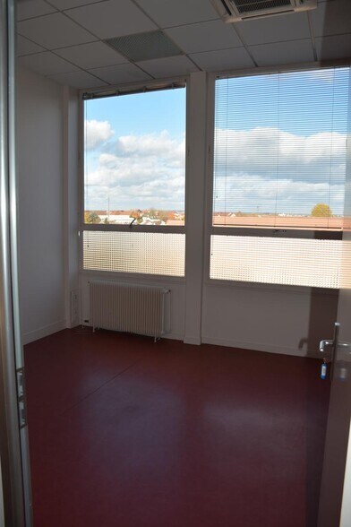 5 Avenue Georges Bataille, Le Plessis-Belleville for lease - Interior Photo - Image 1 of 6