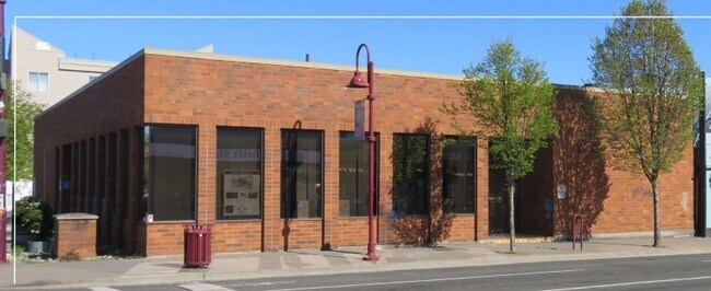 Plus de détails pour 2695 Quadra St, Victoria, BC - Bureau/Commerce de détail à louer