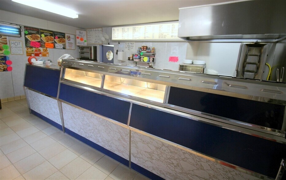 Vacant Chip Shop & Cafe with Owners Accommodation, Dufftown à vendre - Photo du bâtiment - Image 2 de 18