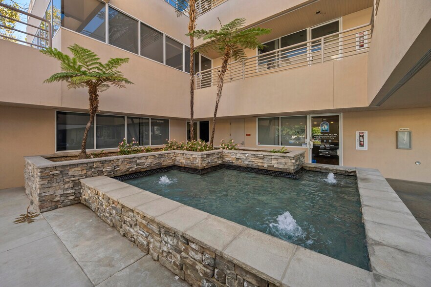 5830 Oberlin Dr, San Diego, CA à louer - Photo du bâtiment - Image 2 de 7