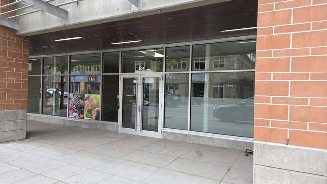 Plus de détails pour 1360 Ellis St, Kelowna, BC - Commerce de détail à louer