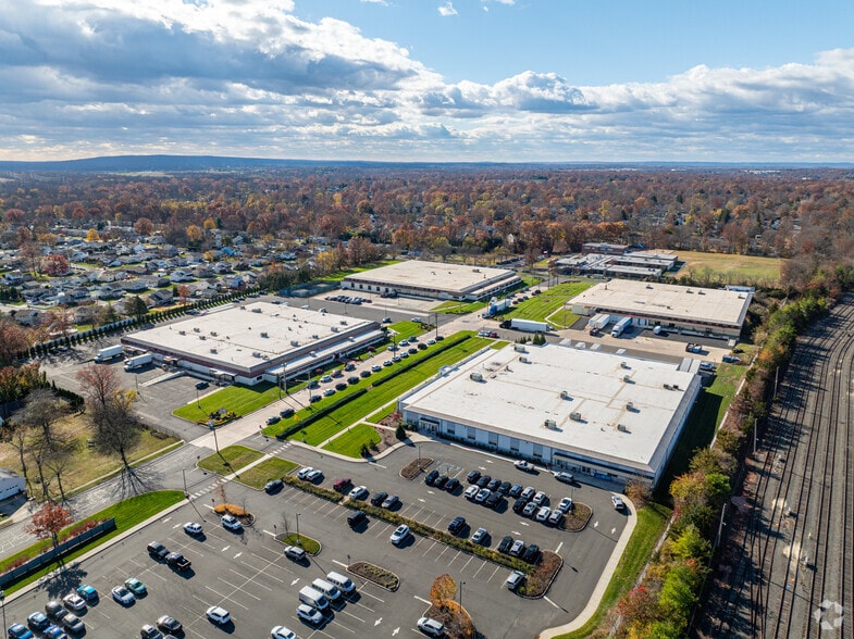 1 Johnson Dr, Raritan, NJ à louer - Photo du bâtiment - Image 2 de 6