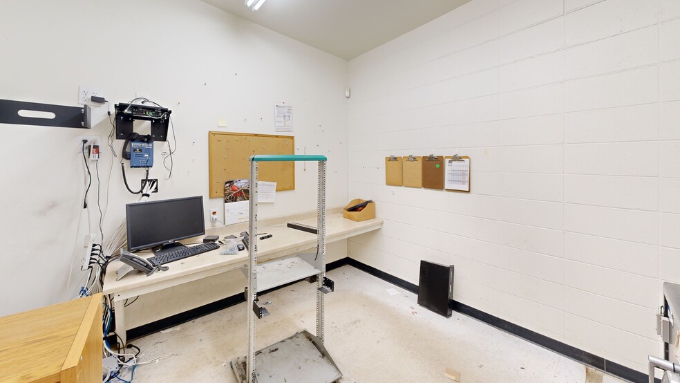 1950 Pipestone Rd, Benton Harbor, MI à louer - Numérisation 3D de Matterport - Image 2 de 22