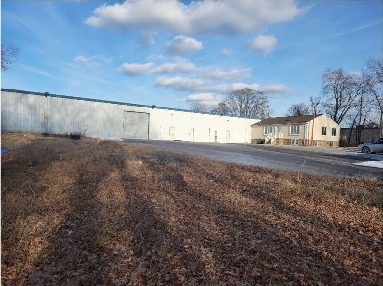 141 N County Line Rd portfolio of 2 properties for sale on LoopNet.ca - Building Photo - Image 2 of 2