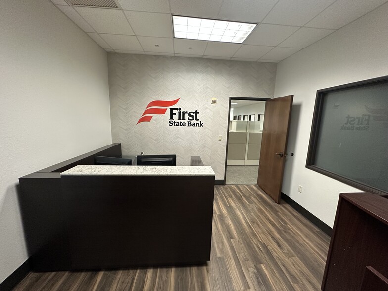 400 W Oak St, Denton, TX for lease - Building Photo - Image 2 of 11