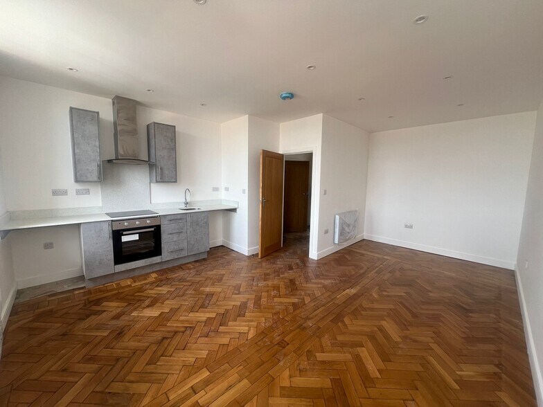 100 High St, Bedford à louer - Photo du bâtiment - Image 3 de 16