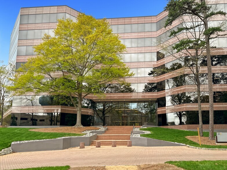 8601 Six Forks Rd, Raleigh, NC à louer - Photo du bâtiment - Image 3 de 21