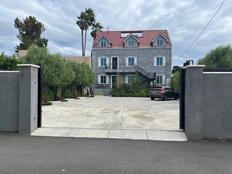 7053 Owensmouth Ave, Canoga Park, CA à louer - Photo principale - Image 1 de 19