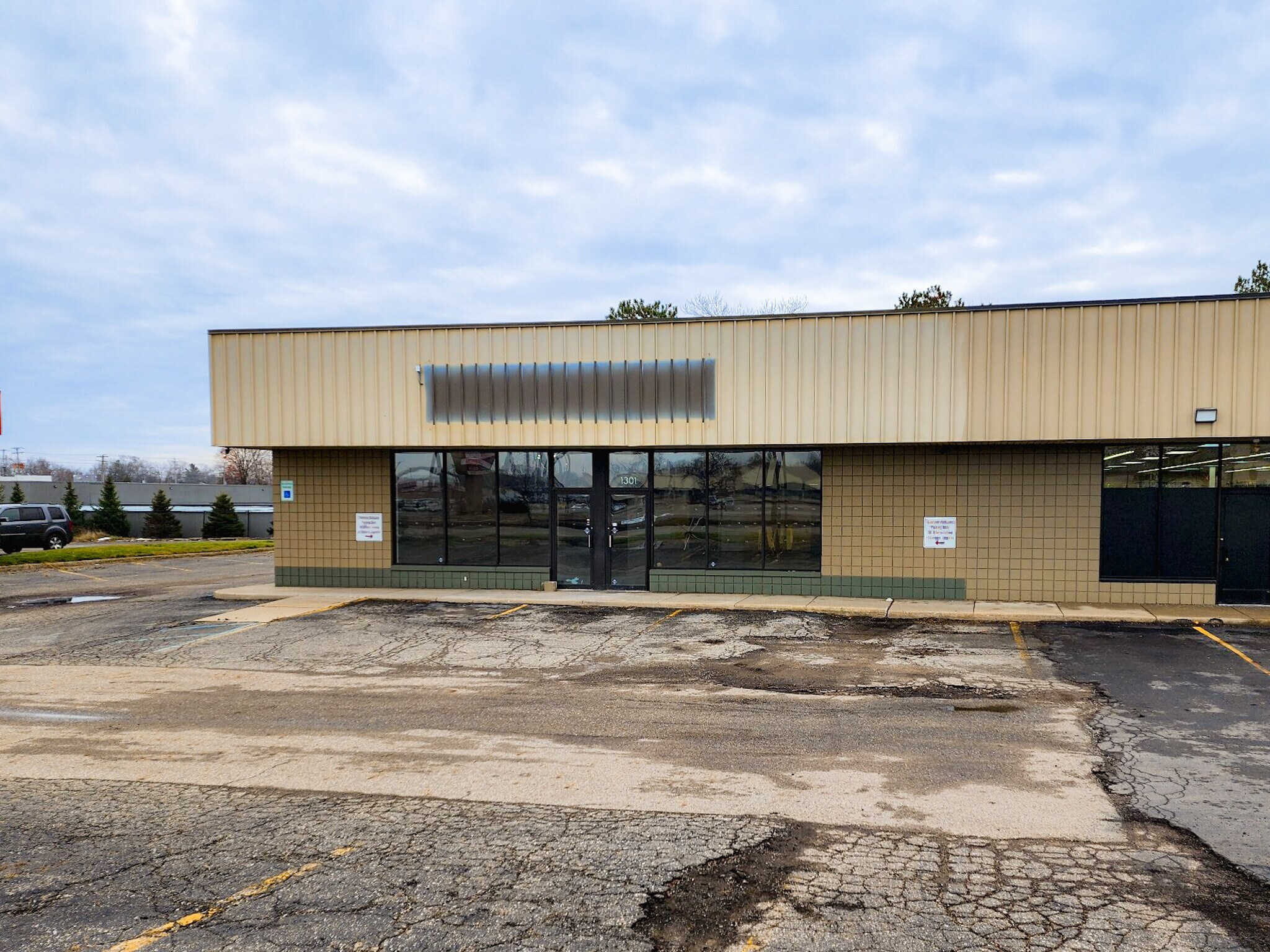 1301 W Holmes Rd, Lansing, MI à louer Photo principale- Image 1 de 2