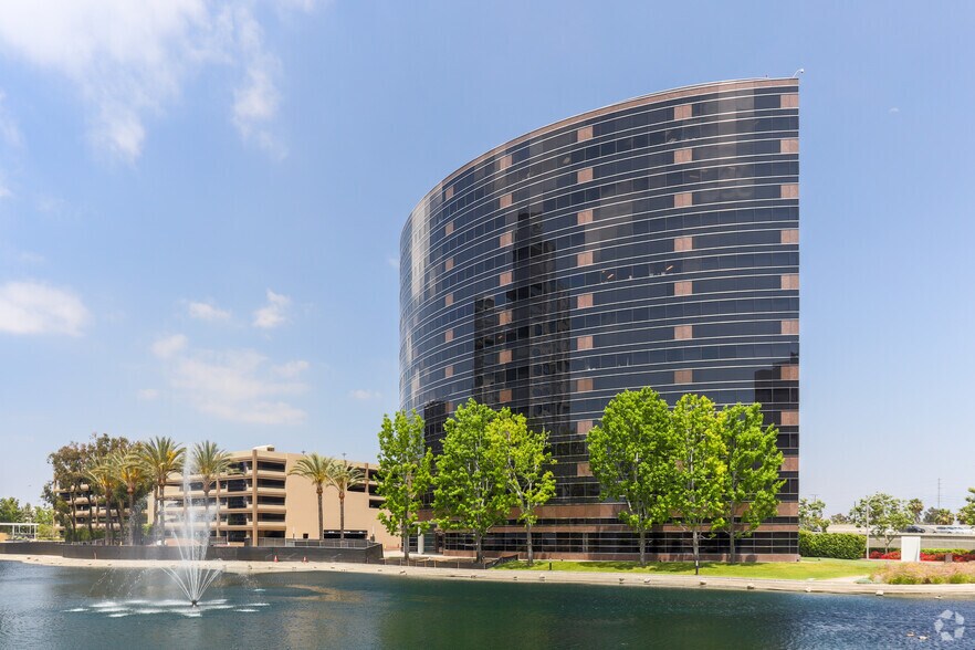 4 Hutton Centre Dr, Santa Ana, CA à louer - Photo du bâtiment - Image 3 de 6