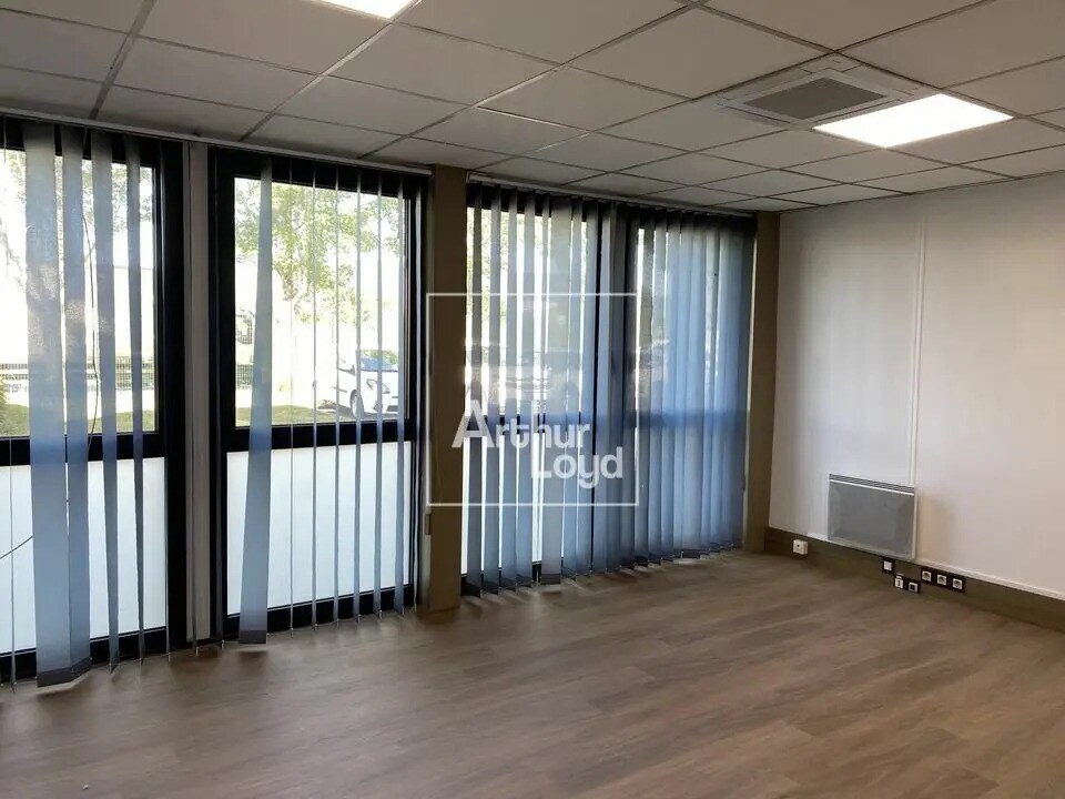 Office in Moissy-Cramayel for lease Interior Photo- Image 1 of 6