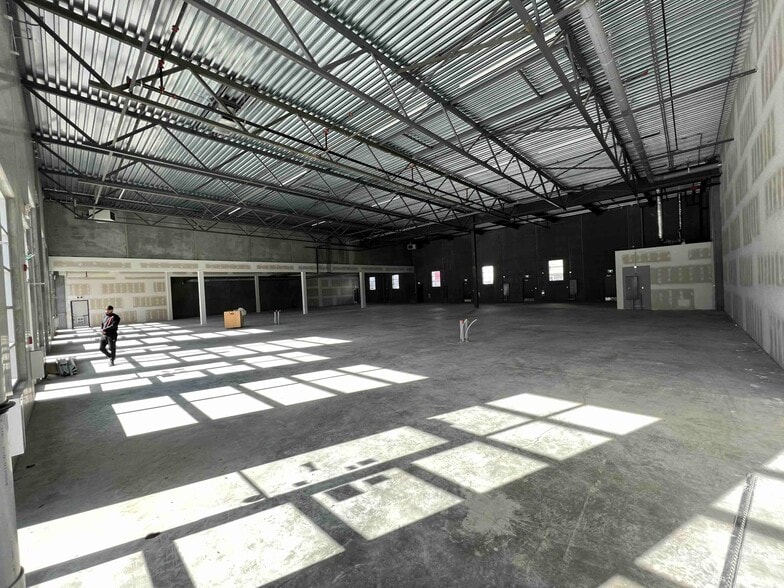 6520 36 St NE, Calgary, AB for sale - Interior Photo - Image 2 of 8