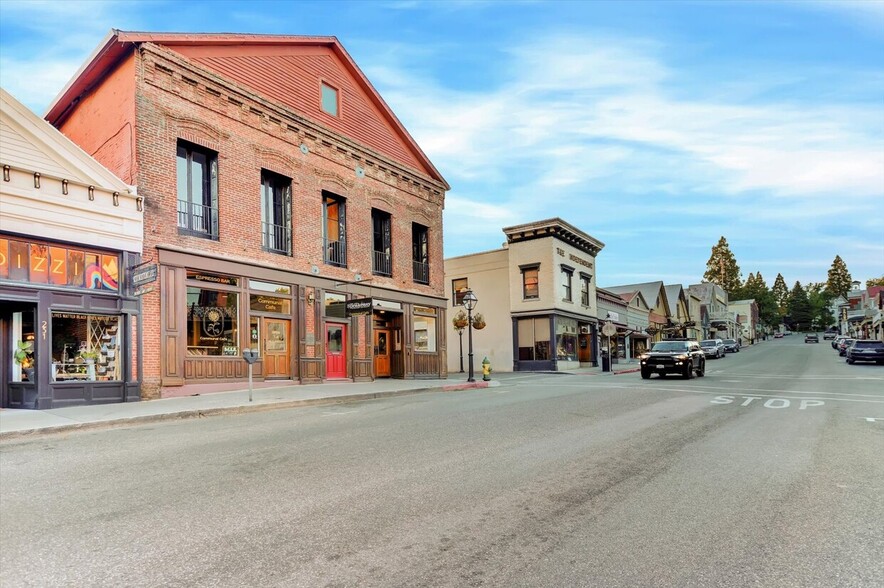 233 Broad St, Nevada City, CA à vendre - Photo du bâtiment - Image 3 de 106