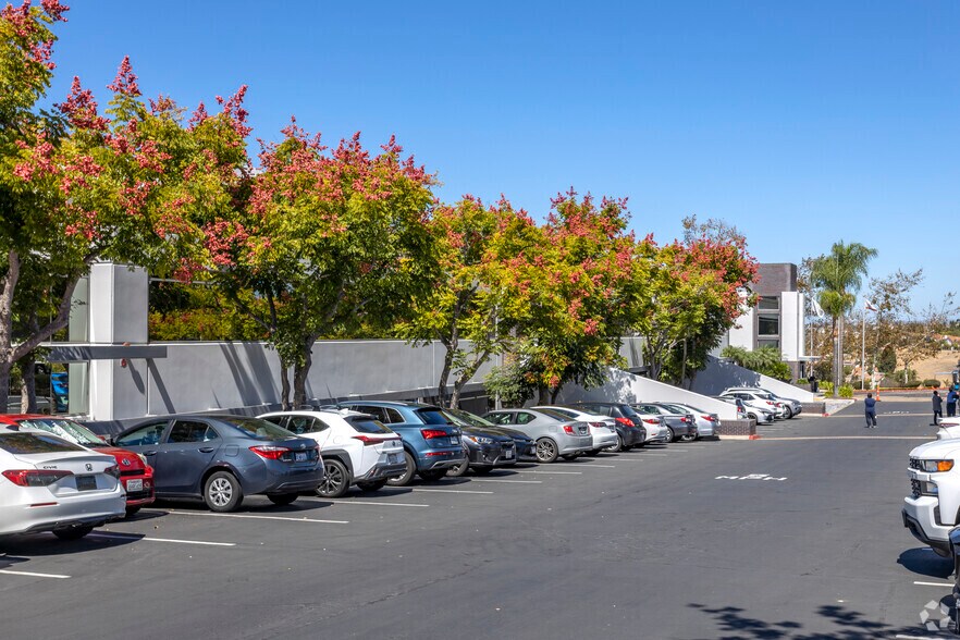 10165 McKellar Ct, San Diego, CA à louer - Photo du bâtiment - Image 3 de 4