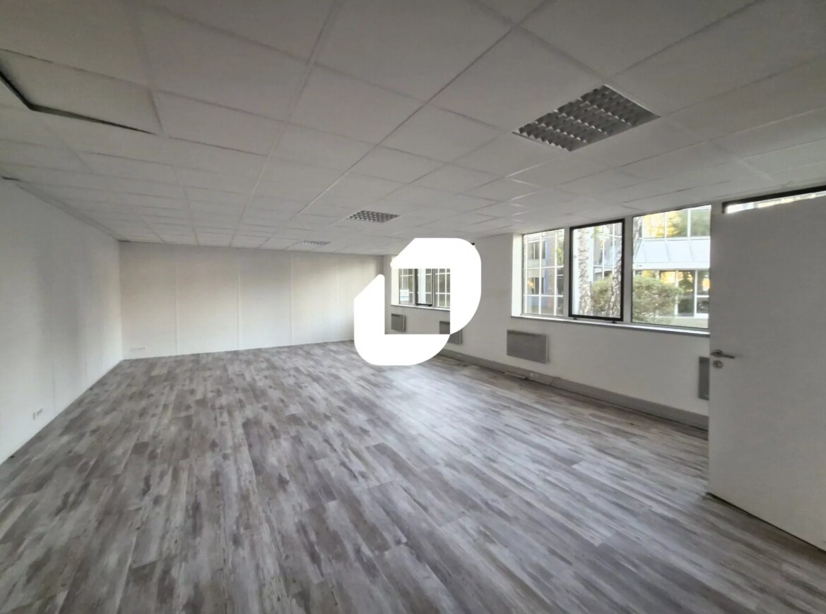 Office in Saint-Thibault-des-Vignes for lease Interior Photo- Image 1 of 8
