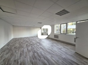 Office in Saint-Thibault-des-Vignes for lease Interior Photo- Image 1 of 8