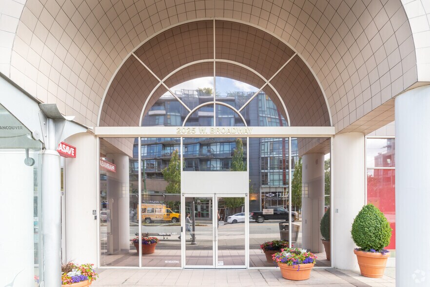 2025 W Broadway, Vancouver, BC à louer - Photo du bâtiment - Image 2 de 5