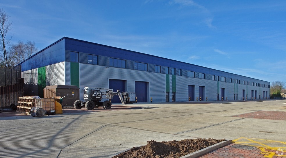 Whiteleaf Rd, Hemel Hempstead for lease - Building Photo - Image 3 of 8