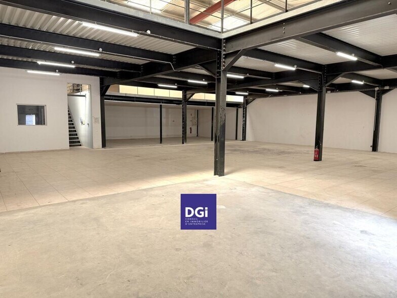 Flex in Nîmes for lease - Building Photo - Image 2 of 14