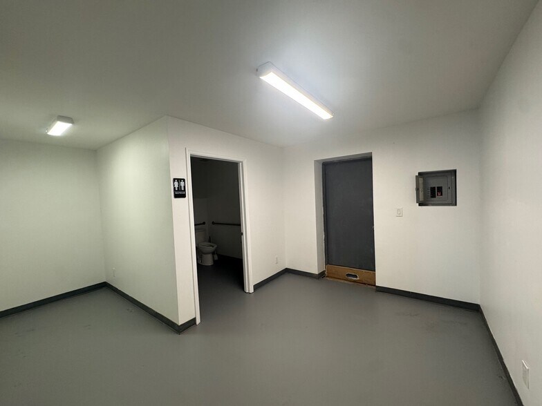 519-533 NE 34th St, Oakland Park, FL for lease - Interior Photo - Image 3 of 11