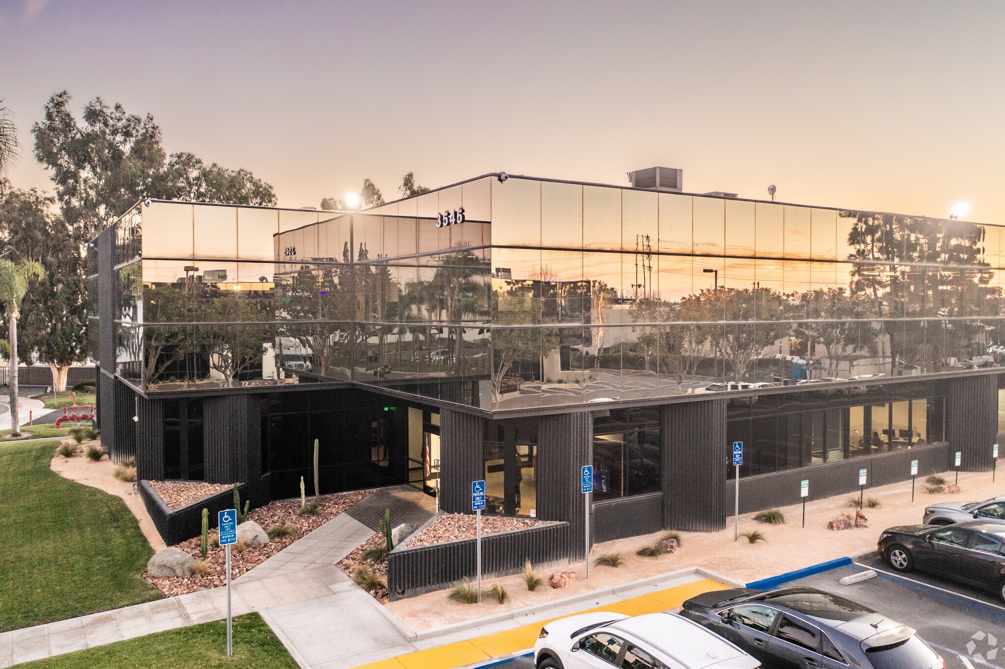 3545 Howard Way, Costa Mesa, CA à louer Photo du bâtiment- Image 1 de 6