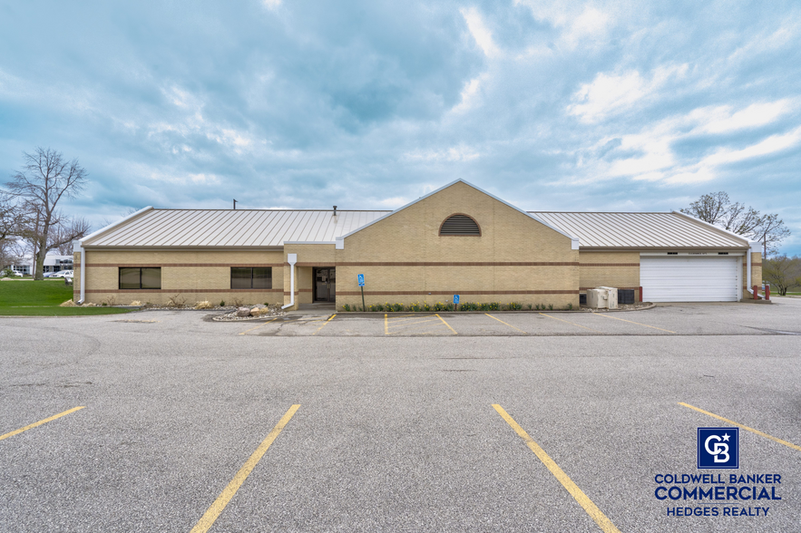 4001 River Ridge Dr NE, Cedar Rapids, IA for lease - Building Photo - Image 1 of 22